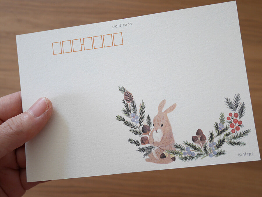 4Legs Postcard: Making a Wreath