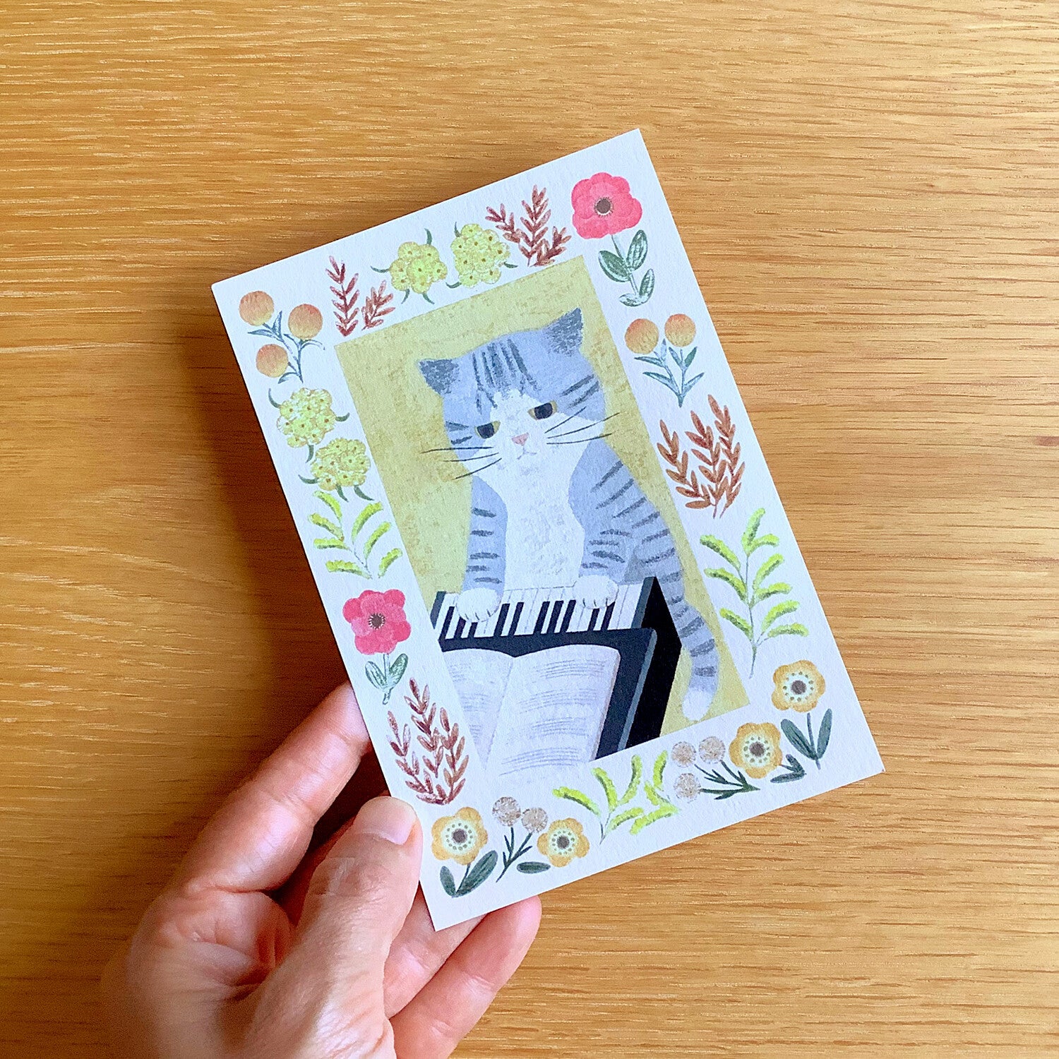 4Legs Postcard: Gray Tabby Playing Piano