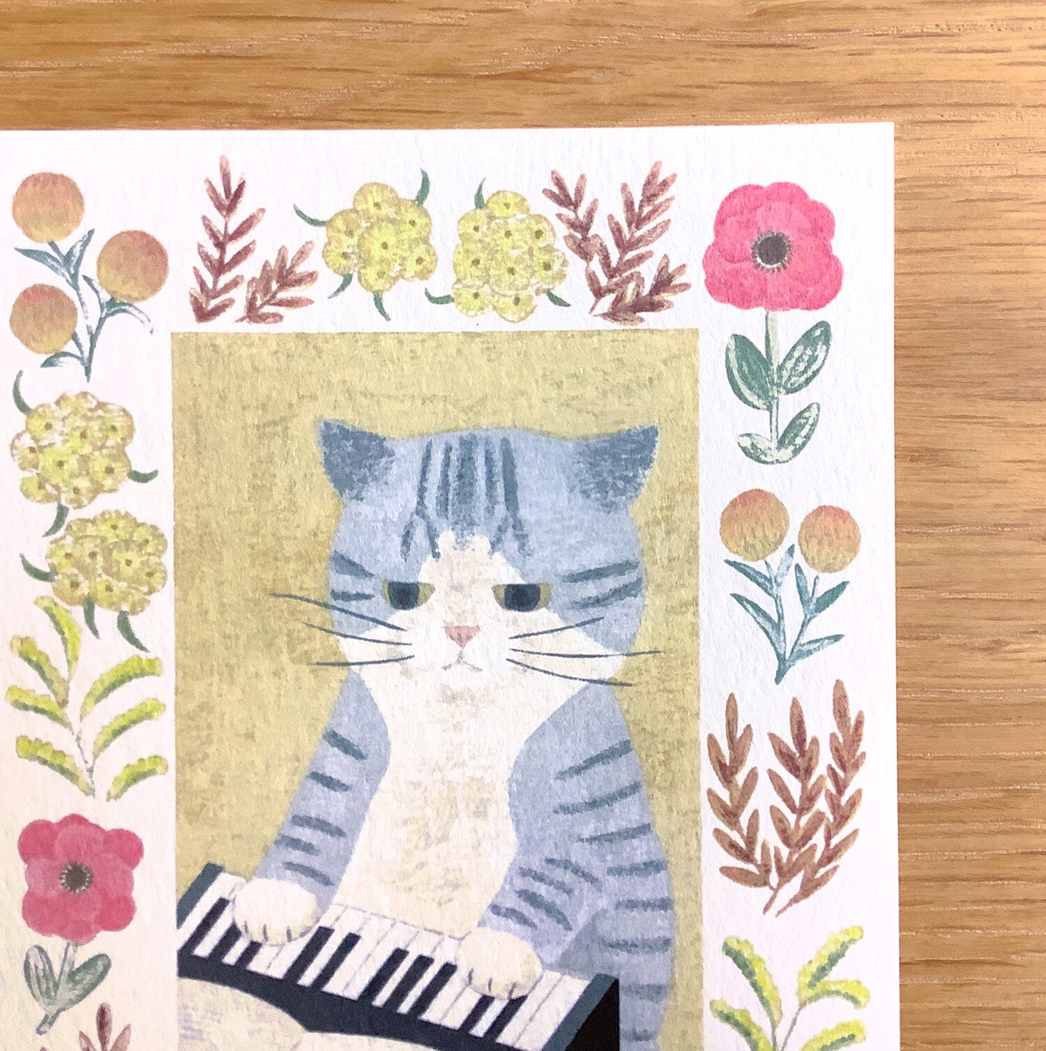 4Legs Postcard: Gray Tabby Playing Piano