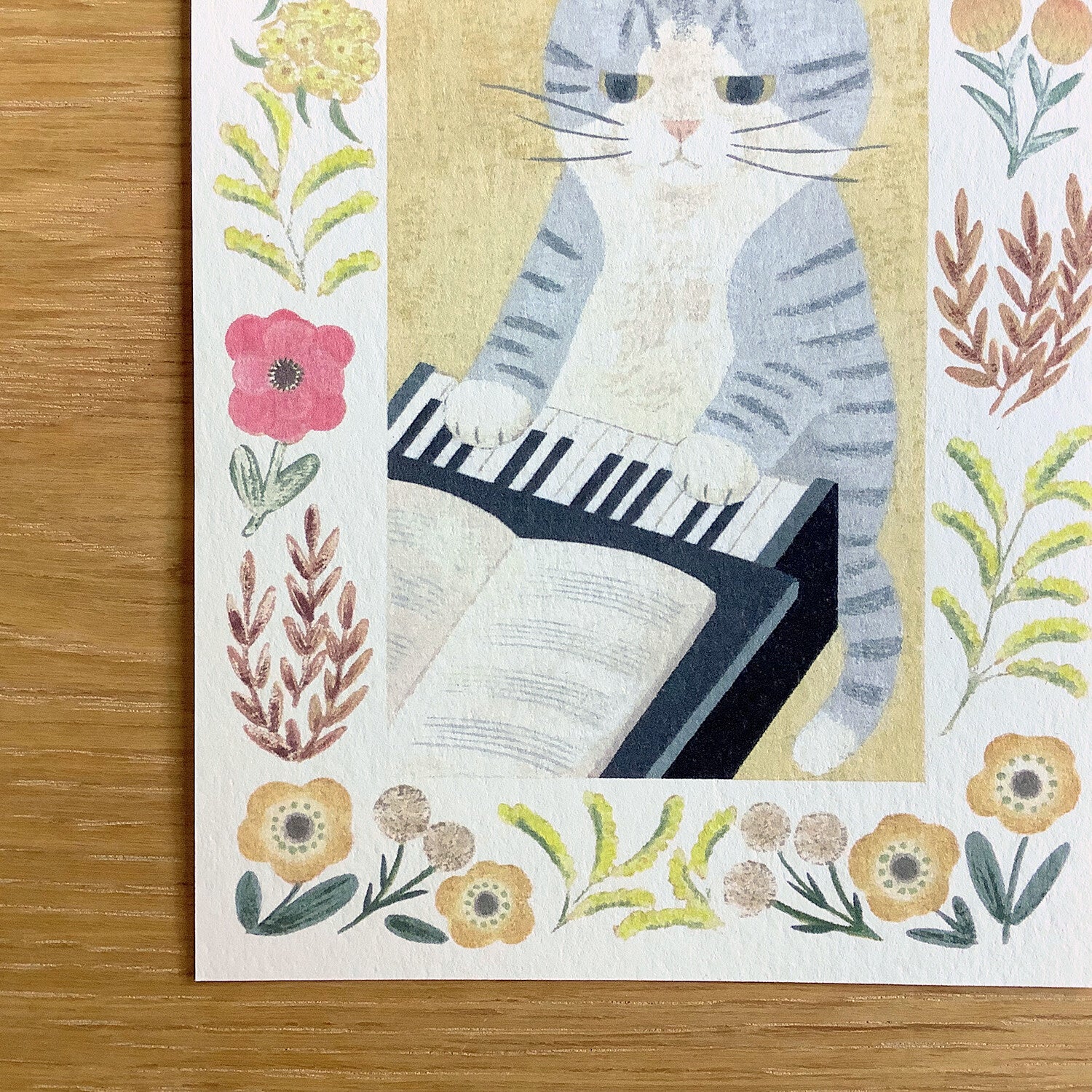 4Legs Postcard: Gray Tabby Playing Piano